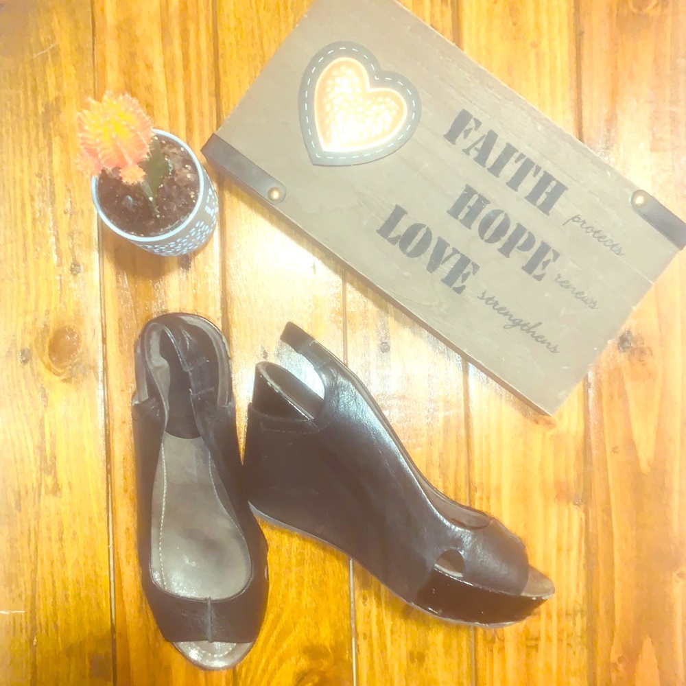 Kenneth Cole wedge